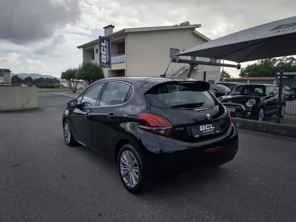 Peugeot 208 2018 - 10990 EUR, 181000 km - AUTO.MOTO.pt - 181000km - foto 6 de 38
