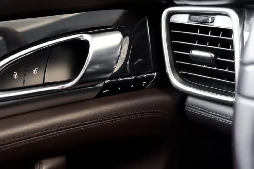 Porsche Panamera 2012 - 42500 EUR, 169168 km - AUTO.MOTO.pt - 169168km - foto 14 de 17