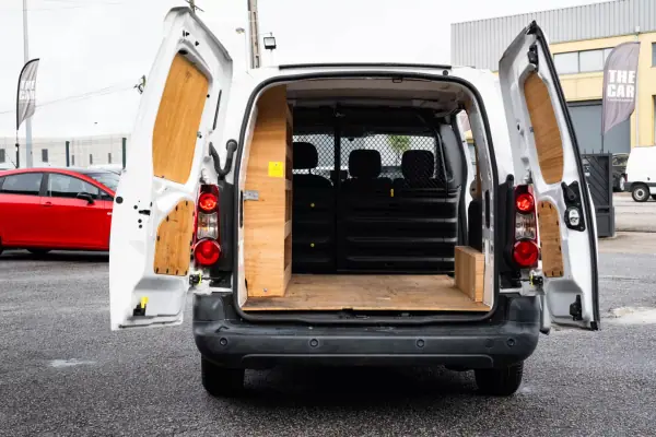 Citroën Berlingo 2018 - 13400 EUR, 210000 km - AUTO.MOTO.pt - 210000km - foto 5 de 17