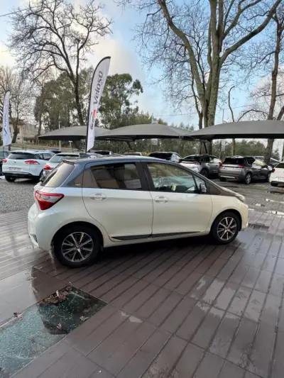 Toyota Yaris 2019 - 13490 EUR, 122240 km - AUTO.MOTO.pt - 122240km - foto 4 de 14