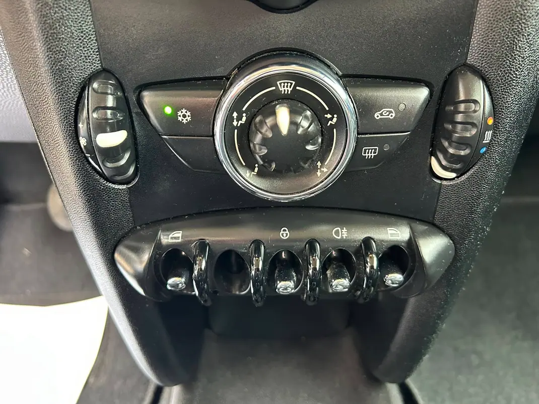 MINI One 2011 - 8700 EUR, 220000 km - AUTO.MOTO.pt - 220000km - foto 19 de 31