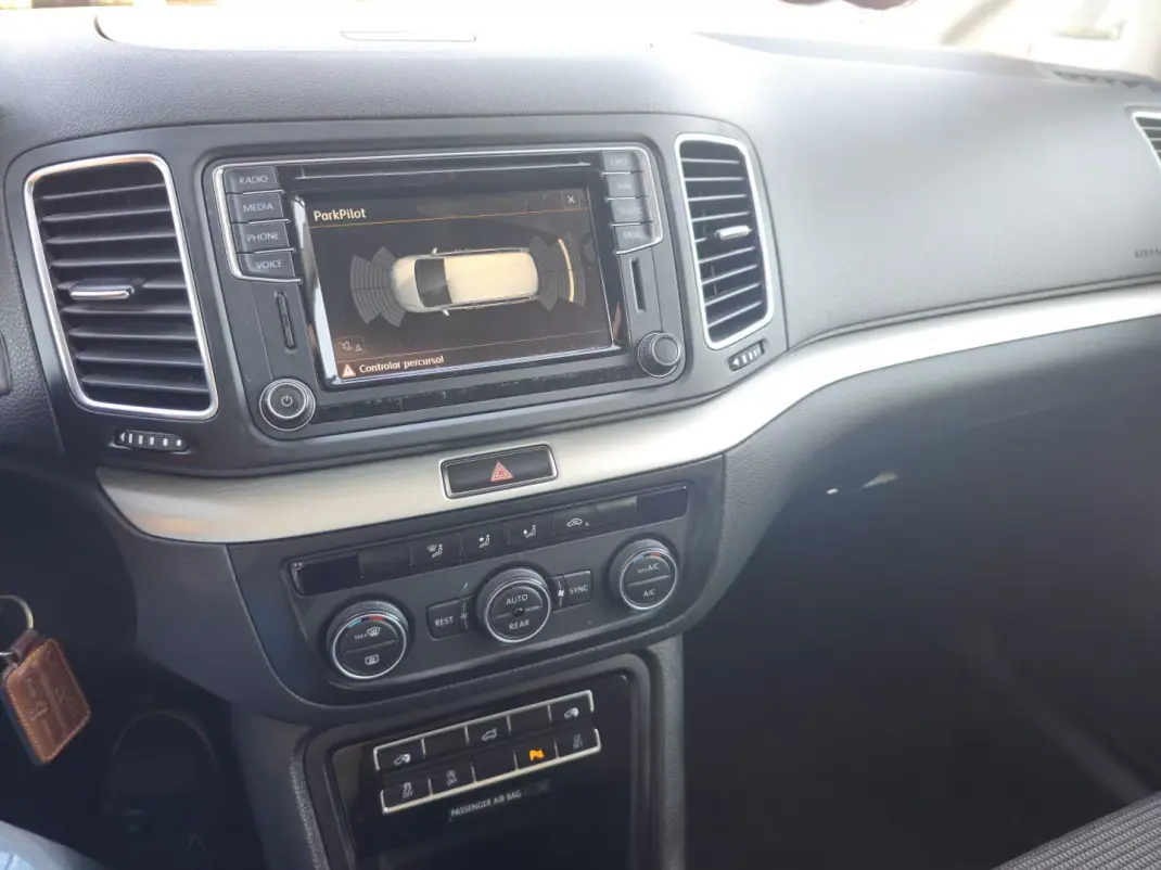 Volkswagen Sharan 2016 - 21500 EUR, 111800 km - AUTO.MOTO.pt - 111800km - foto 9 de 15