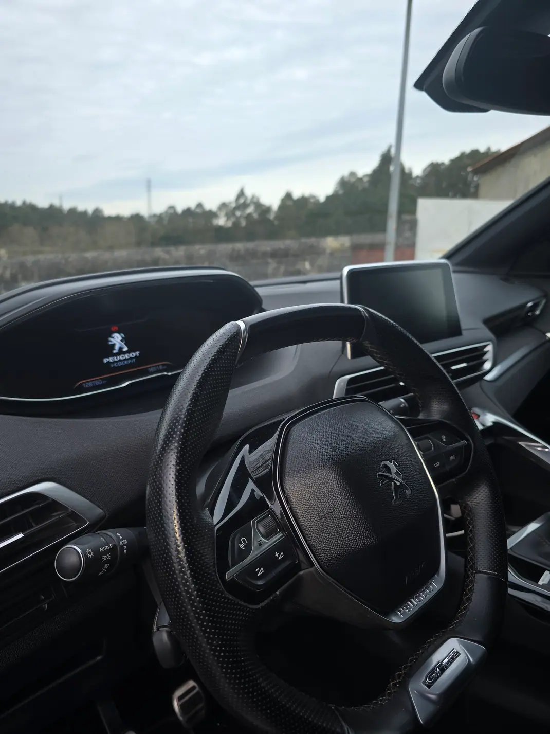 Peugeot 3008 2018 - 13500 EUR, 130000 km - AUTO.MOTO.pt - 130000km - foto 4 de 4