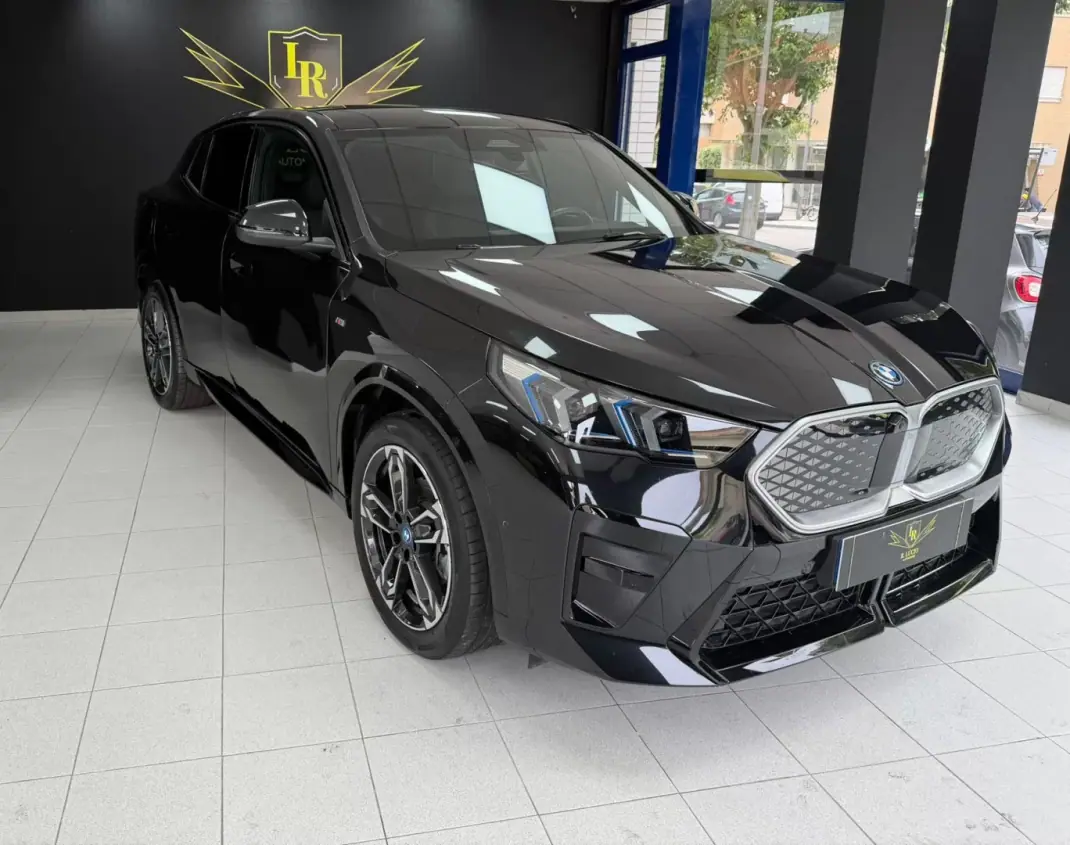 BMW iX2 2025 - 46500 EUR, 7997 km - AUTO.MOTO.pt - 7997km - foto 1 de 42