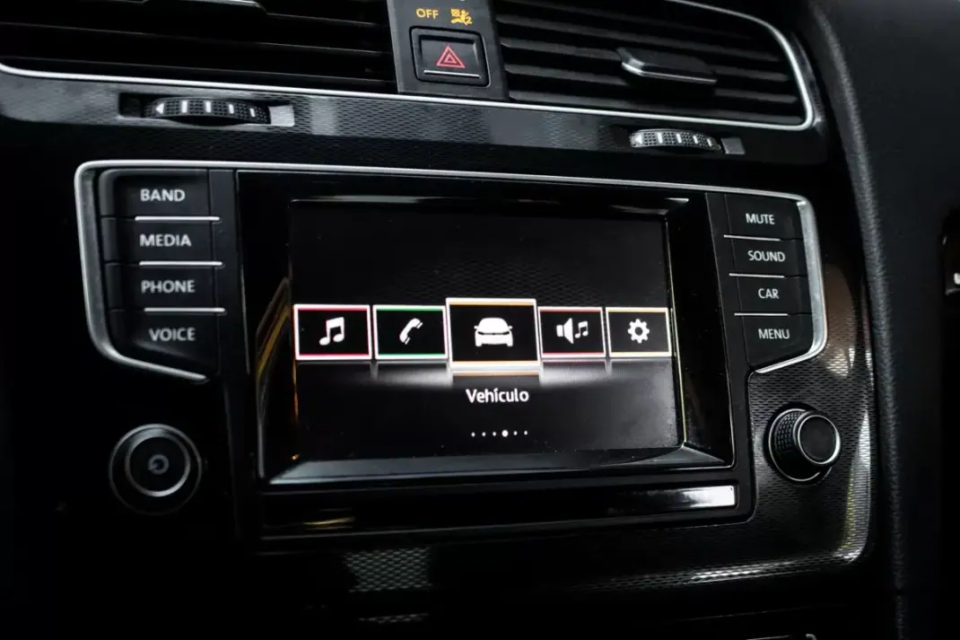 Volkswagen Golf 2015 - 24990 EUR, 83192 km - AUTO.MOTO.pt - 83192km - foto 44 de 45