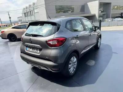 Renault Captur 2015 - 12900 EUR, 154000 km - AUTO.MOTO.pt - 154000km - foto 3 de 11