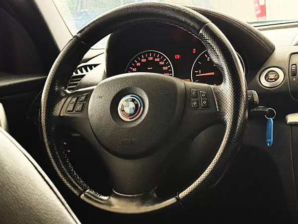 BMW 118 2007 - 12990 EUR, 245000 km - AUTO.MOTO.pt - 245000km - foto 31 de 37