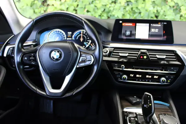 BMW 530e 2018 - 23900 EUR, 145900 km - AUTO.MOTO.pt - 145900km - foto 15 de 18
