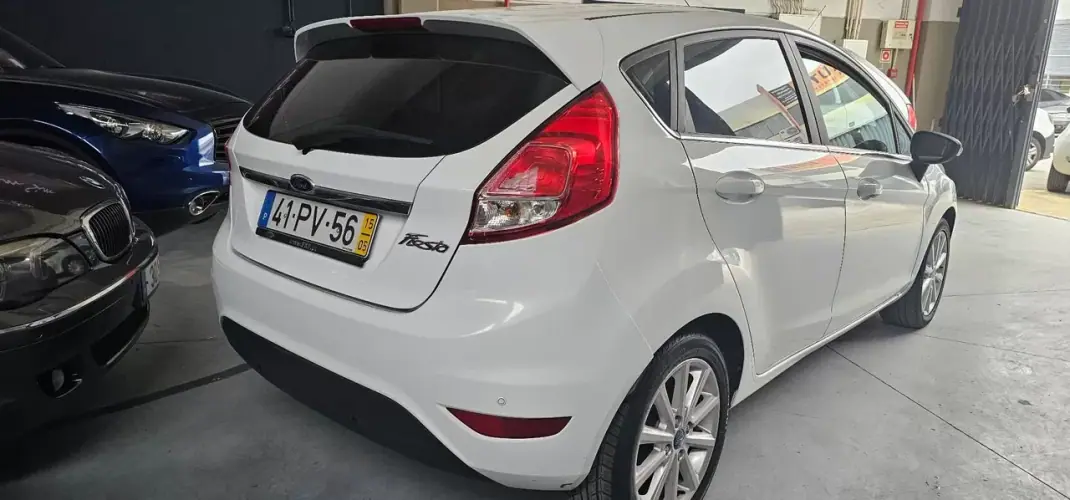 Ford Fiesta 2015 - 6990 EUR, 185000 km - AUTO.MOTO.pt - 185000km - foto 8 de 17