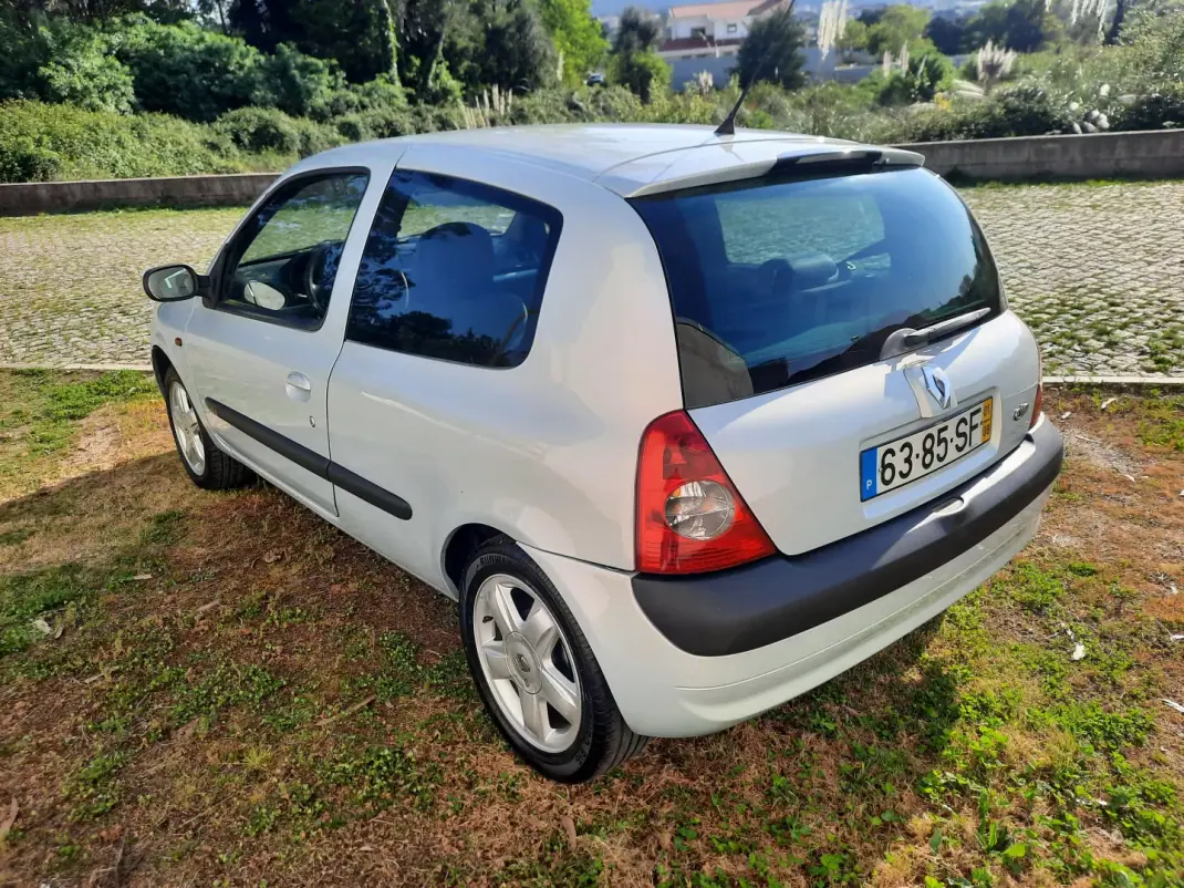 Renault Clio 2001 - 3500 EUR, 188485 km - AUTO.MOTO.pt - 188485km - foto 4 de 10