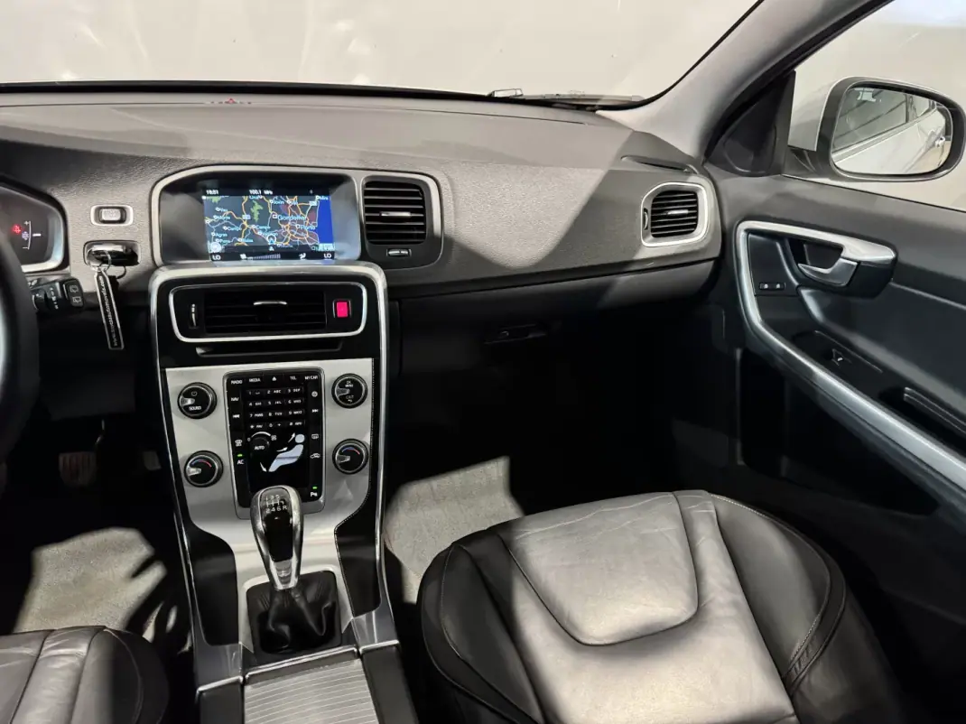 Volvo V60 2016 - 13900 EUR, 265393 km - 265393km - foto 17 de 44