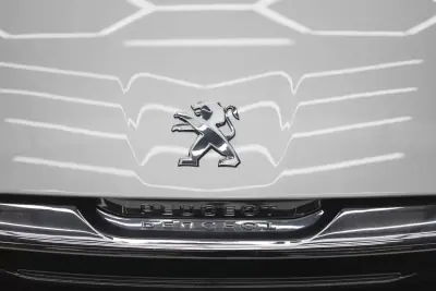 Peugeot 108 2017 - 9500 EUR, 49390 km - AUTO.MOTO.pt - 49390km - foto 16 de 45