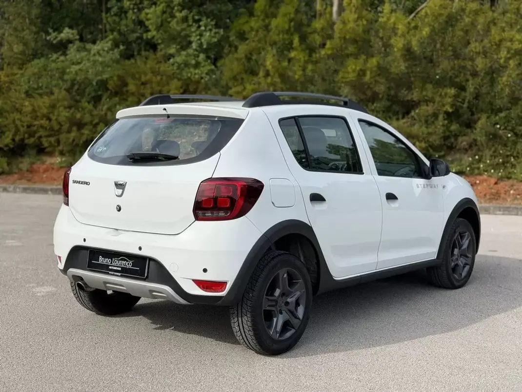 Dacia Sandero 2017 - 9900 EUR, 103200 km - AUTO.MOTO.pt - 103200km - foto 12 de 24