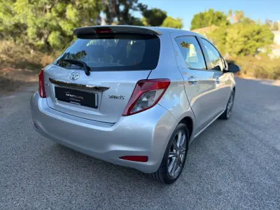 Toyota Yaris 2013 - 10999 EUR, 80000 km - AUTO.MOTO.pt - 80000km - foto 9 de 18
