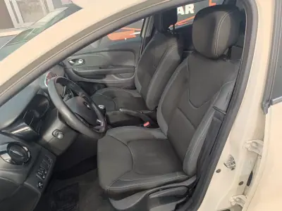 Renault Clio 2017 - 10900 EUR, 135702 km - AUTO.MOTO.pt - 135702km - foto 12 de 22