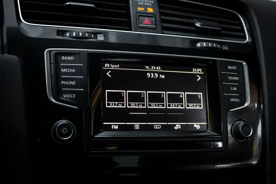 Volkswagen Golf 2015 - 24990 EUR, 83192 km - AUTO.MOTO.pt - 83192km - foto 40 de 45