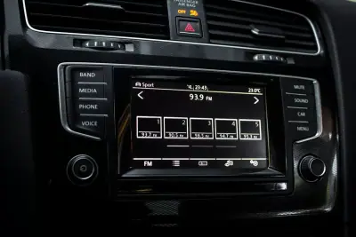 Volkswagen Golf 2015 - 24990 EUR, 83192 km - AUTO.MOTO.pt - 83192km - foto 40 de 45