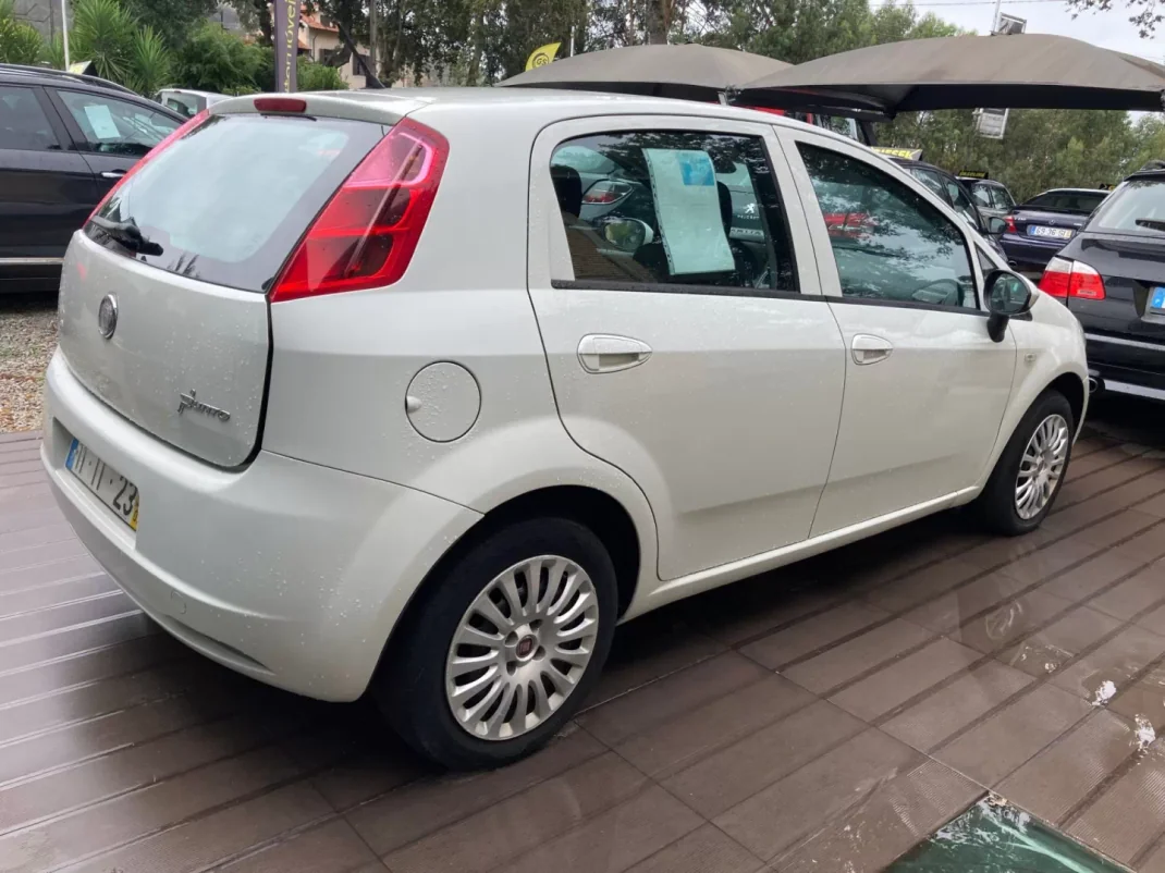 Fiat Punto 2010 - 6500 EUR, 174000 km - AUTO.MOTO.pt - 174000km - foto 4 de 15