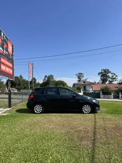 Mercedes-Benz B 180 2012 - 12900 EUR, 125490 km - AUTO.MOTO.pt - 125490km - foto 4 de 14