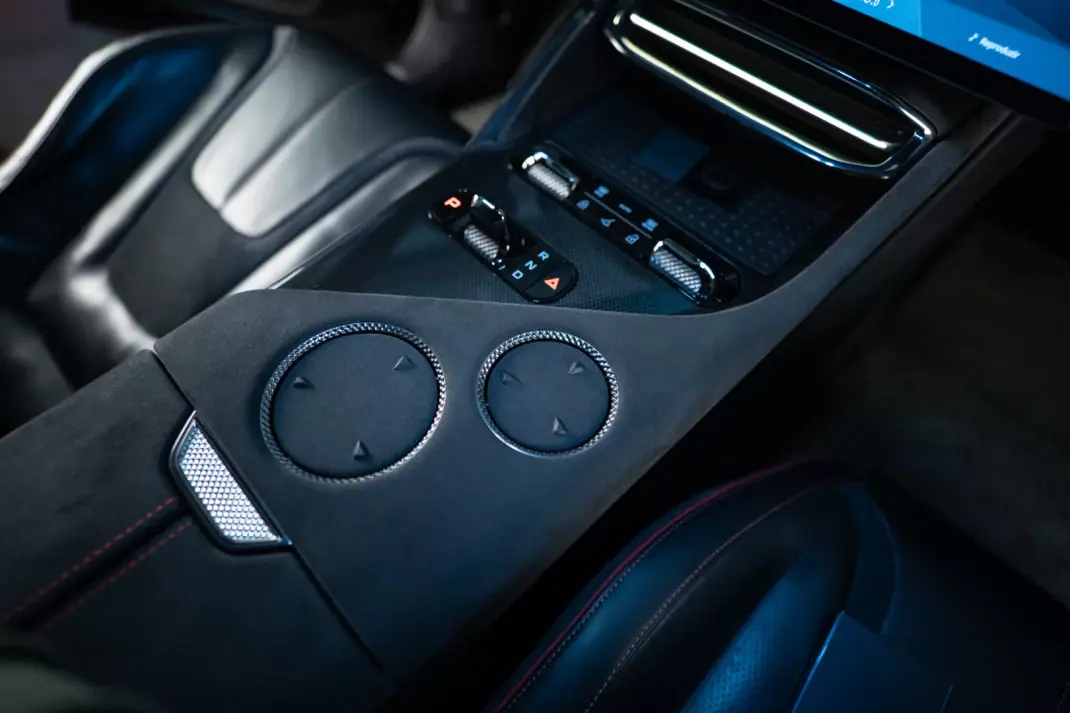 Lotus Eletre 2023 - 110000 EUR, 34626 km - AUTO.MOTO.pt - 34626km - foto 24 de 32