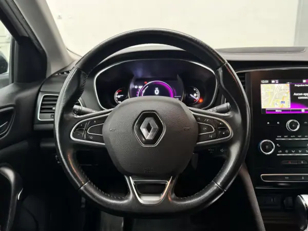 Renault Mégane 2019 - 15990 EUR, 124000 km - AUTO.MOTO.pt - 124000km - foto 9 de 11