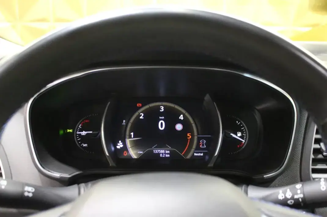 Renault Mégane Sport Tourer 2020 - 16790 EUR, 137000 km - AUTO.MOTO.pt - 137000km - foto 30 de 37