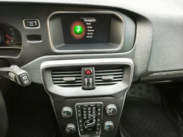 Volvo V40 Cross Country 2017 - 18500 EUR, 100000 km - AUTO.MOTO.pt - 100000km - foto 32 de 34