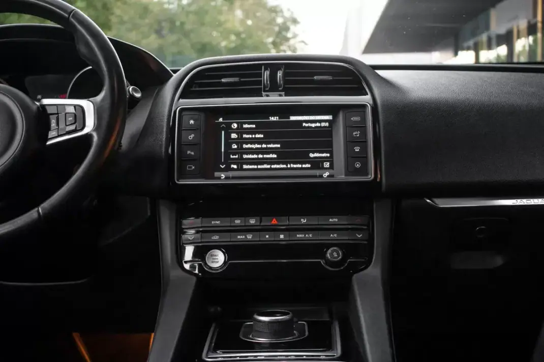 Jaguar F-Pace 2018 - 22990 EUR, 155156 km - 155156km - foto 38 de 48