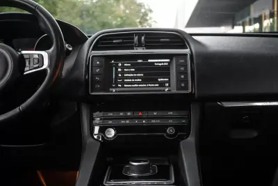 Jaguar F-Pace 2018 - 22990 EUR, 155156 km - 155156km - foto 38 de 48