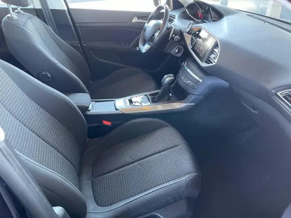 Peugeot 308 2019 - 11900 EUR, 181000 km - AUTO.MOTO.pt - 181000km - foto 10 de 13