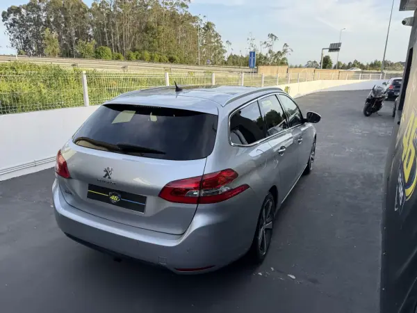Peugeot 308 SW 2014 - 7250 EUR, 245000 km - AUTO.MOTO.pt - 245000km - foto 6 de 17