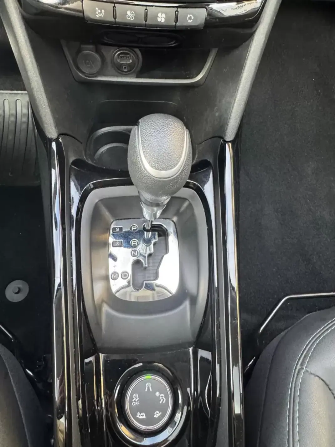 Peugeot 2008 2018 - 13900 EUR, 106900 km - AUTO.MOTO.pt - 106900km - foto 11 de 15