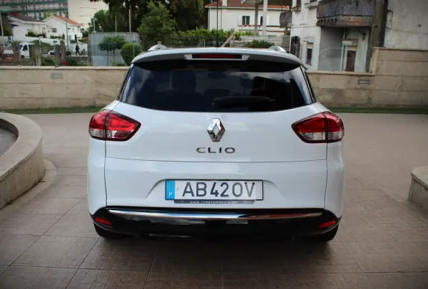 Renault Clio Sport Tourer 2020 - 12990 EUR, 53000 km - AUTO.MOTO.pt - 53000km - foto 32 de 36