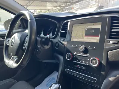 Renault Mégane Sport Tourer 2019 - 12500 EUR, 232000 km - AUTO.MOTO.pt - 232000km - foto 14 de 16
