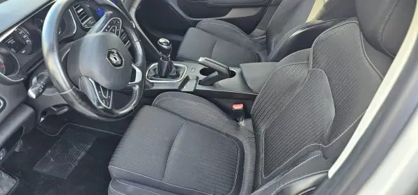 Renault Mégane 2017 - 14900 EUR, 94242 km - AUTO.MOTO.pt - 94242km - foto 4 de 13
