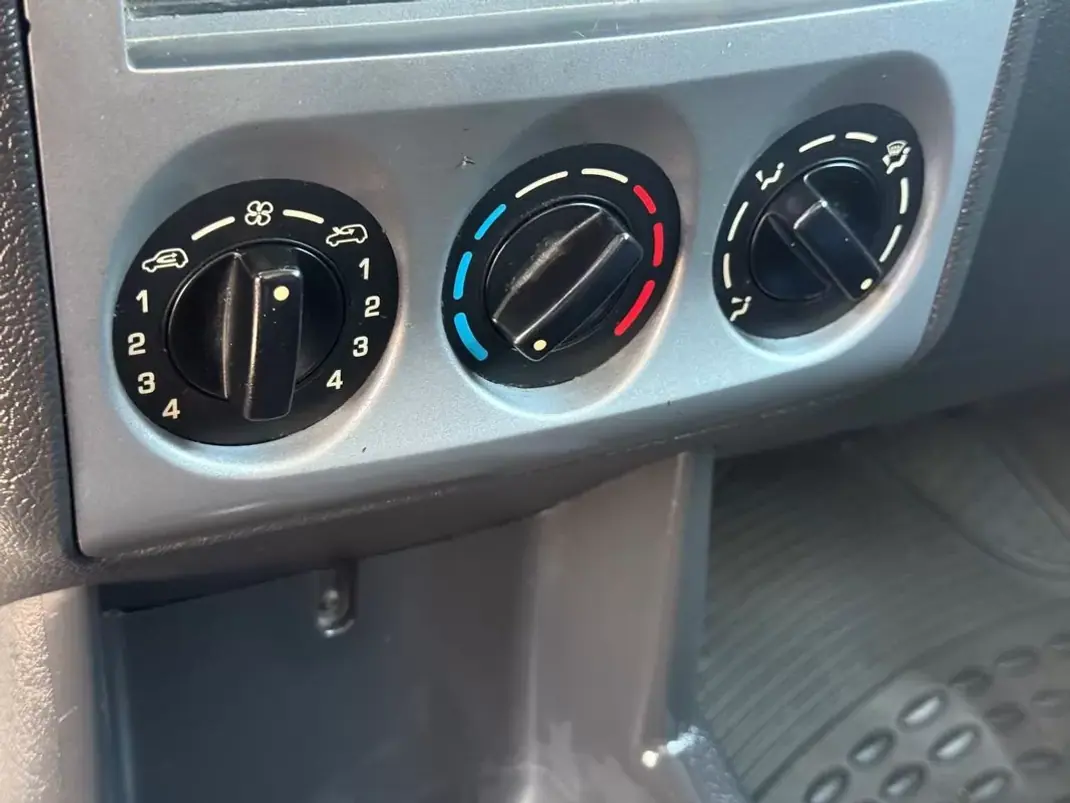 Peugeot 2006 - 5450 EUR, 149000 km - AUTO.MOTO.pt - 149000km - foto 11 de 12