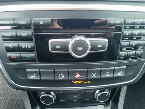Mercedes-Benz GLA 180 2015 - 22500 EUR, 120000 km - AUTO.MOTO.pt - 120000km - foto 24 de 28