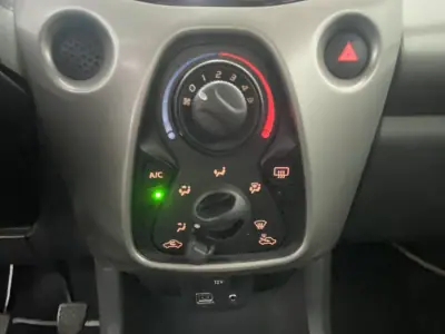 Toyota Aygo 2015 - 9850 EUR, 116267 km - AUTO.MOTO.pt - 116267km - foto 22 de 34