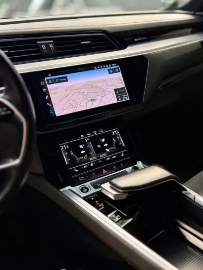 Audi Q8 e-Tron Sportback 2021 - 33950 EUR, 159218 km - AUTO.MOTO.pt - 159218km - foto 7 de 28