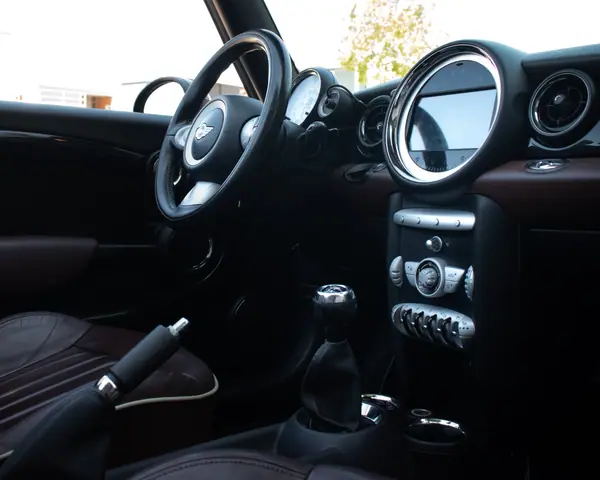 MINI Cooper 2009 - 8999 EUR, 190000 km - AUTO.MOTO.pt - 190000km - foto 8 de 12