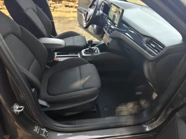 Ford Focus 2023 - 17990 EUR, 75650 km - AUTO.MOTO.pt - 75650km - foto 9 de 39