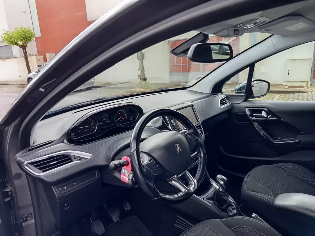 Peugeot 208 2018 - 8490 EUR, 187200 km - AUTO.MOTO.pt - 187200km - foto 12 de 17