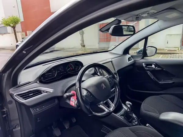 Peugeot 208 2018 - 8490 EUR, 187200 km - AUTO.MOTO.pt - 187200km - foto 12 de 17