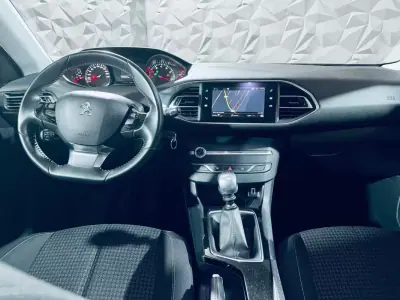 Peugeot 308 2019 - 12990 EUR, 119631 km - AUTO.MOTO.pt - 119631km - foto 14 de 26