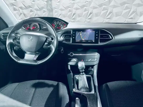 Peugeot 308 2019 - 12990 EUR, 119631 km - AUTO.MOTO.pt - 119631km - foto 14 de 26