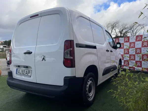 Peugeot Partner 1.5 BlueHDi Pro Standard 2021 - 14490 EUR, 121725 km - AUTO.MOTO.pt - 121725km - foto 3 de 17