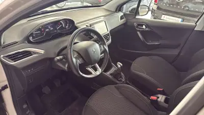 Peugeot 208 2017 - 8450 EUR, 112900 km - AUTO.MOTO.pt - 112900km - foto 6 de 13