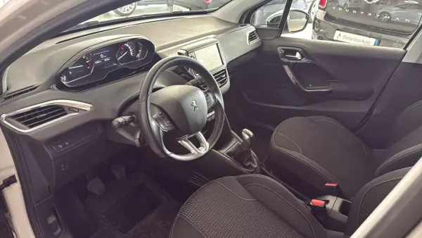 Peugeot 208 2017 - 8450 EUR, 112900 km - AUTO.MOTO.pt - 112900km - foto 6 de 13
