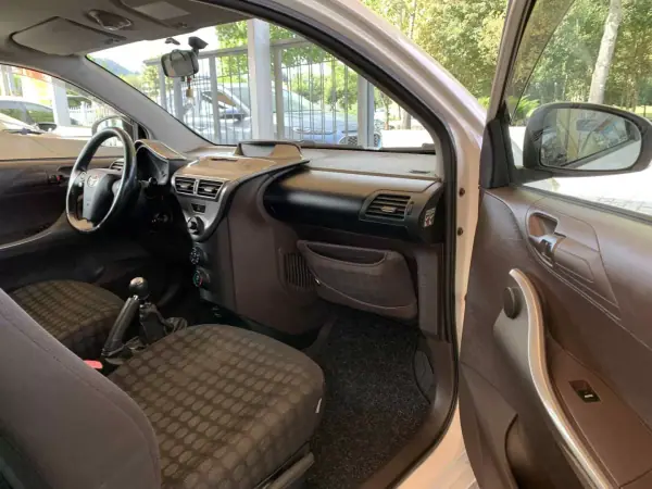 Toyota iQ 2009 - 7500 EUR, 123054 km - AUTO.MOTO.pt - 123054km - foto 19 de 22