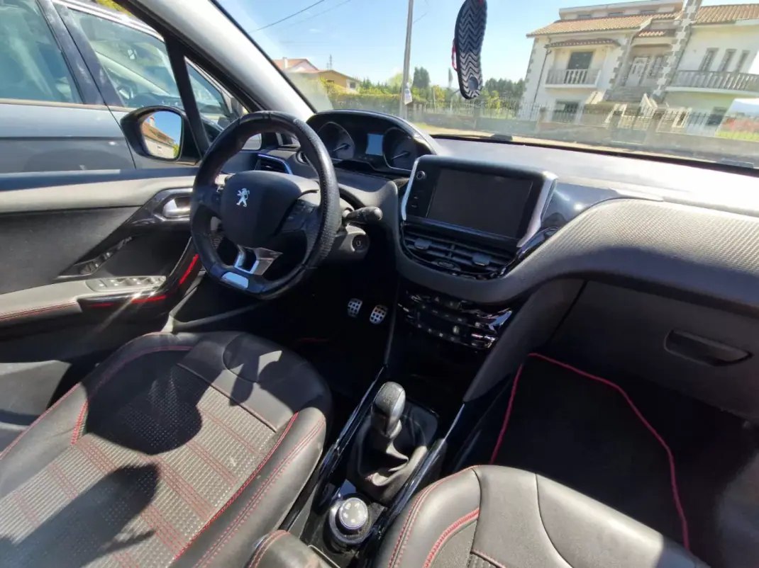 Peugeot 2008 2017 - 12990 EUR, 190000 km - AUTO.MOTO.pt - 190000km - foto 6 de 10